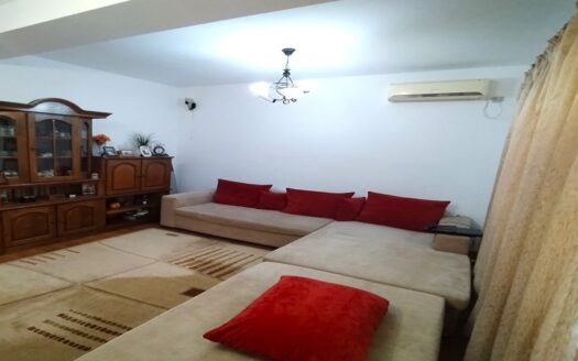 Apartament 2 camere decomandat + parcare + curte