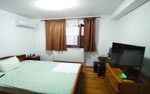 Apartament 2 camere decomandat + parcare + curte